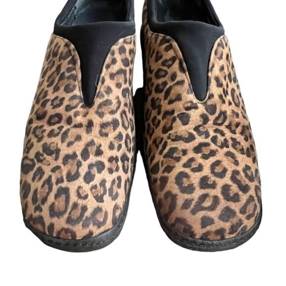 Stuart Weitzman cheetah print suede walking shoes size 8.5N - Picture 2 of 7